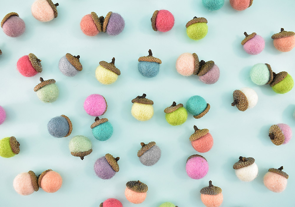 These felt acorns make such cute fall décor! Make them in minutes and add to a vase or string with wood beads for the cutest fall garland!