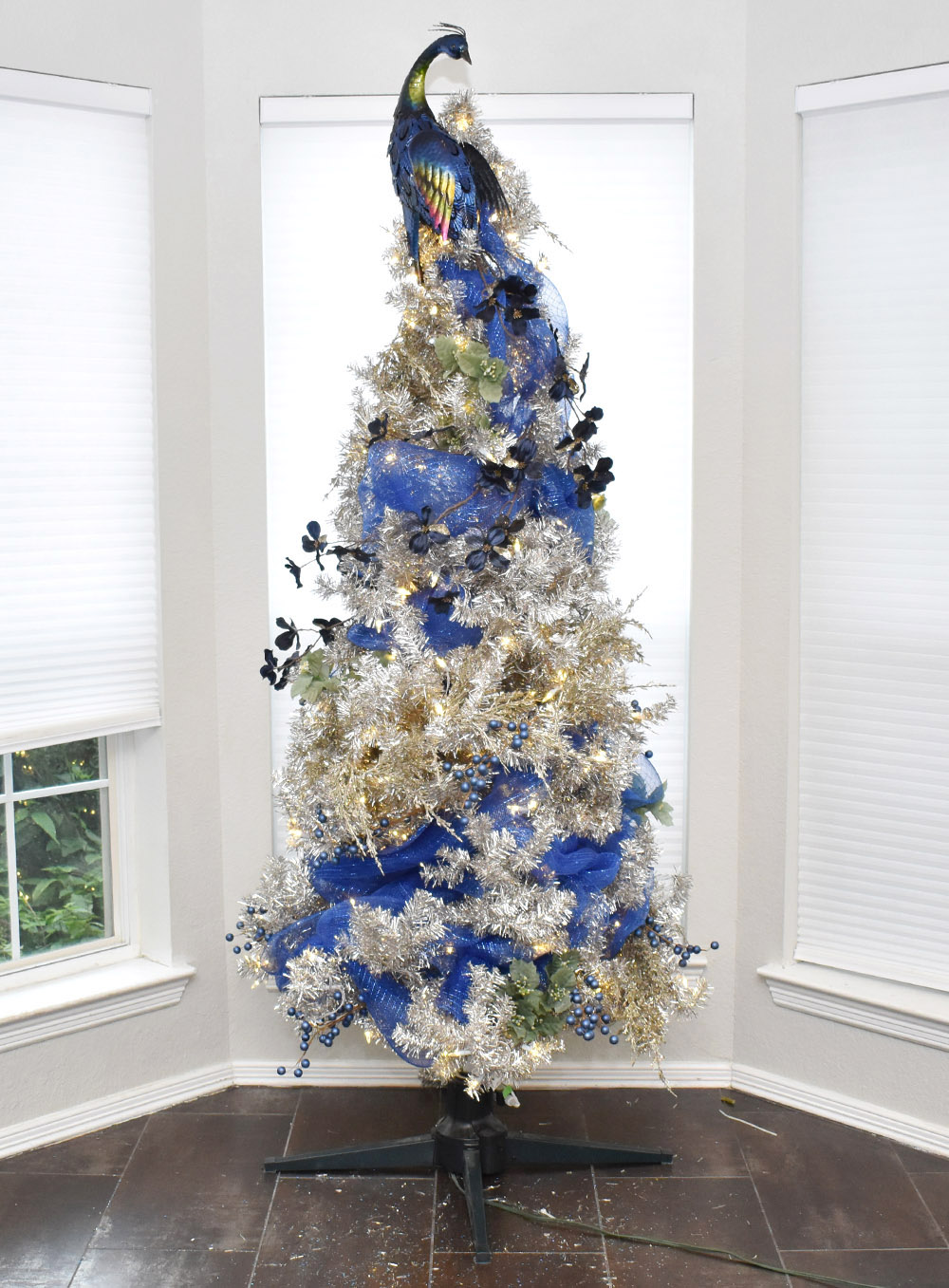 Fill in the tail with lovely faux florals in blue, navy, and black. Get our tips for the most elegant tail shape.