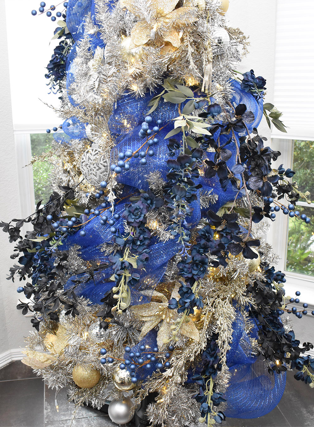 Fill in the tail with lovely faux florals in blue, navy, and black. Get our tips for the most elegant tail shape.