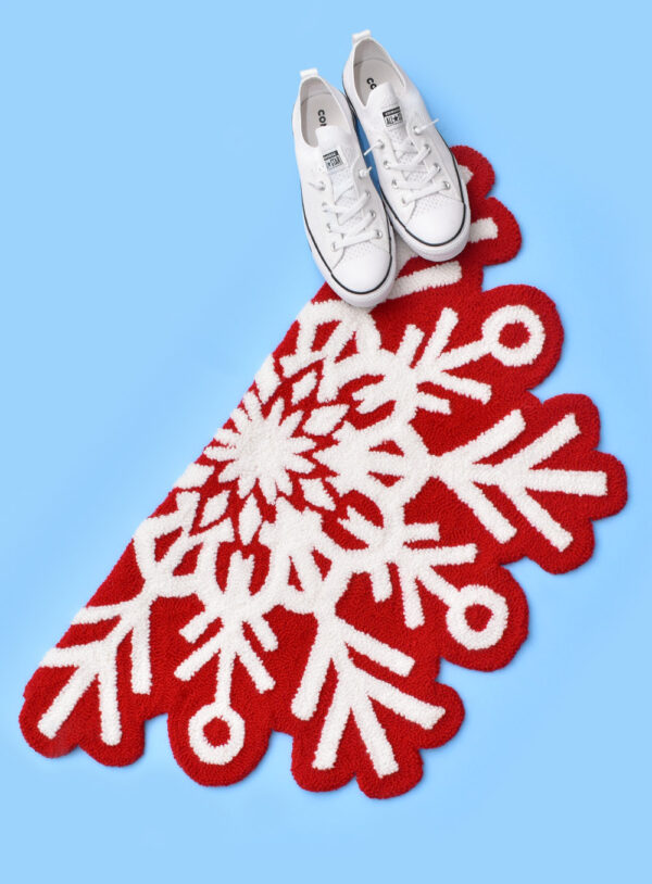 Looking for a bold addition to your winter décor? We are in LOVE with this DIY punch needle snowflake rug pattern. Make one today!