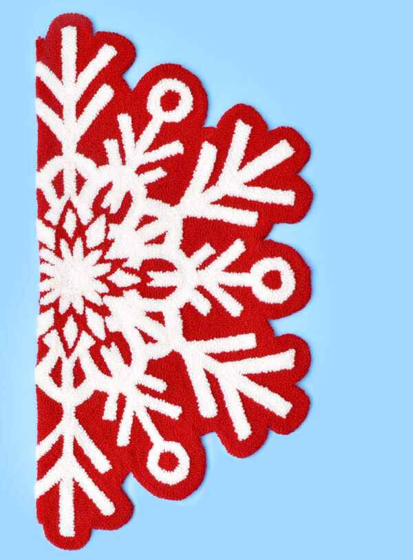 Looking for a bold addition to your winter décor? We are in LOVE with this DIY punch needle snowflake rug pattern. Make one today!